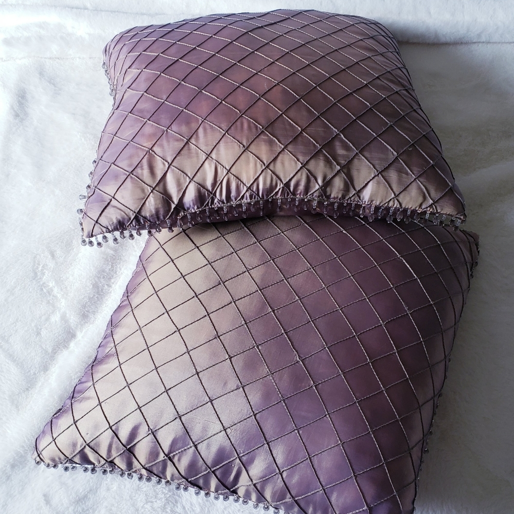 2x Silk Style Accent Pillows - Picture 7 of 16
